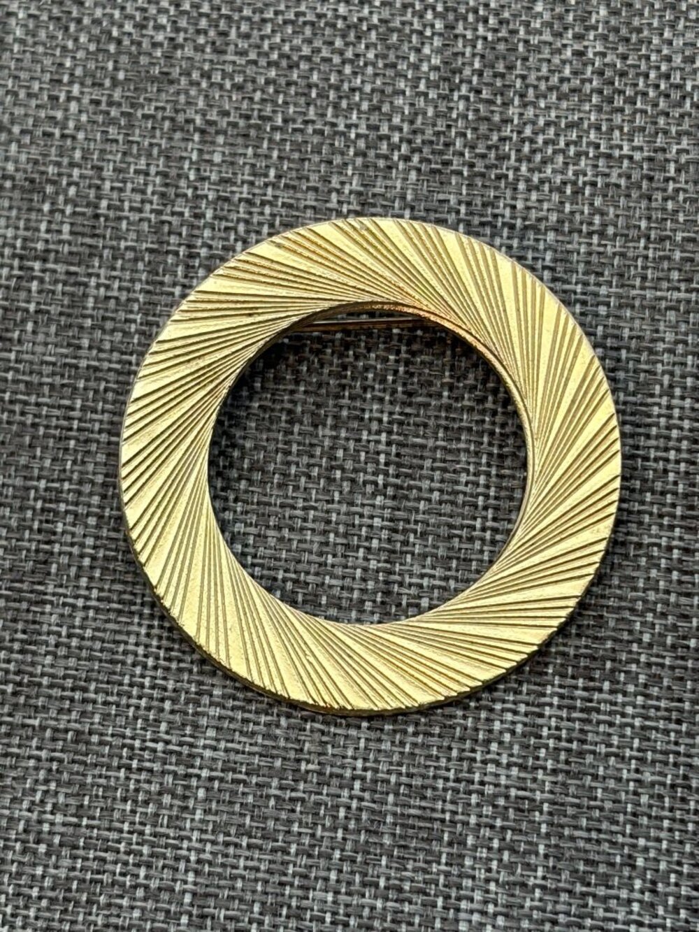 Textured Circle Pin Brooch 1.5 In Vintage Gold Round Radiating Sunshine Classic